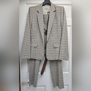 TAHARI Woman pant suit with belt - Size 8